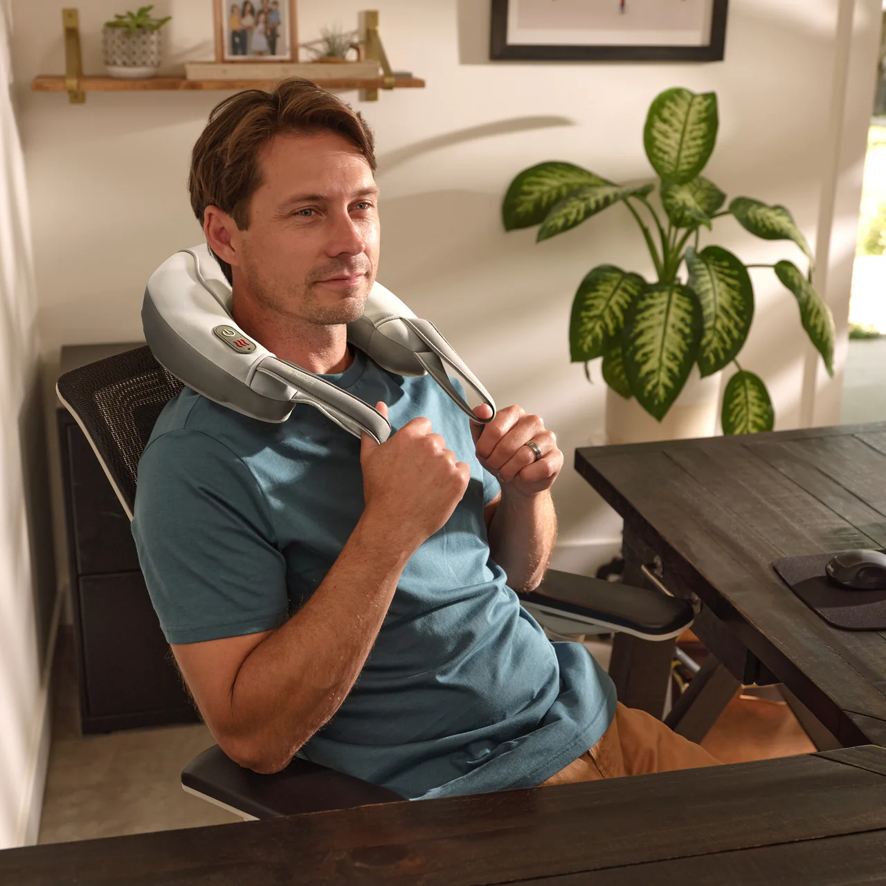 Pro Therapy Vibration Neck Massager with Soothing Heat - Image 4